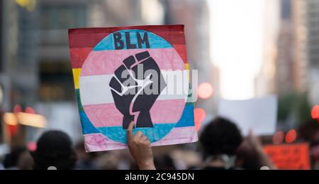 Black Womens/Womxn March Black Lives Matter protesta - BLM Black Power Fist segno in folla Foto Stock