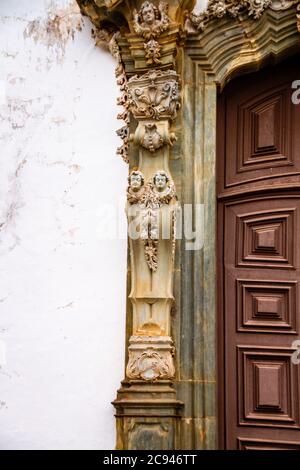 Particolare dell'ingresso della chiesa di São Francisco de Assis a São João del-Rei Foto Stock