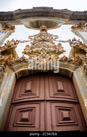 Particolare dell'ingresso della chiesa di São Francisco de Assis a São João del-Rei Foto Stock