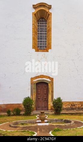 Ingresso laterale della chiesa di São Francisco de Assis a São João del-Rei Foto Stock