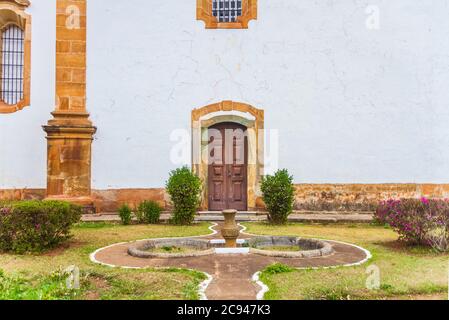 Ingresso laterale della chiesa di São Francisco de Assis a São João del-Rei Foto Stock