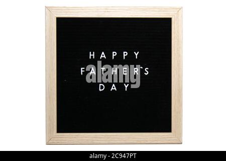 Un segno nero con una cornice di uccello che dice giorno felice dei Padri in lettere bianche su uno sfondo bianco puro Foto Stock