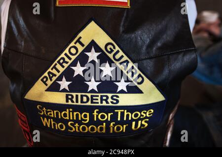 Si vede un veterano che indossa un Patriot Guard Riders Vest. Fondata nel 2005, i membri della Patriot Guard Riders frequentano i funerali dei membri degli Stati Uniti Foto Stock