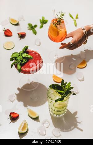 Basilico di fragole Margarita, gin-tonic e Aperol Spritz cicktail in mano Foto Stock