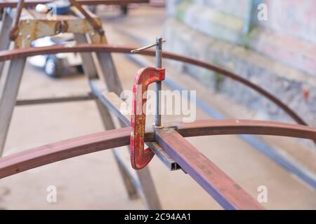 C-Clamp, pezzi a C possono essere utilizzati sia per legno che per acciaio. Foto Stock