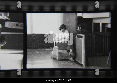 Fine anni '70 vintage in bianco e nero fotografia di strada di gente regolare che lavora attraverso la macinatura quotidiana in Messico. Foto Stock