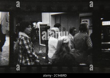 Fine anni '70 vintage in bianco e nero fotografia di strada di gente regolare che lavora attraverso la macinatura quotidiana in Messico. Foto Stock