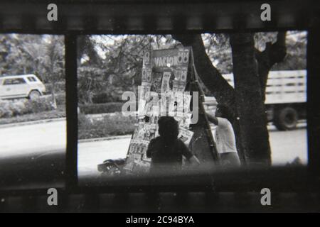 Fine anni '70 vintage in bianco e nero fotografia di strada di gente regolare che lavora attraverso la macinatura quotidiana in Messico. Foto Stock