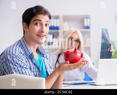 Paziente maschio arrabbiato con costosi healthcare bill Foto Stock