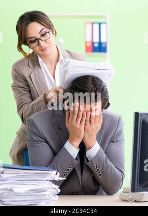 Il dipendente di uomo che soffre di un eccessivo lavoro Foto Stock