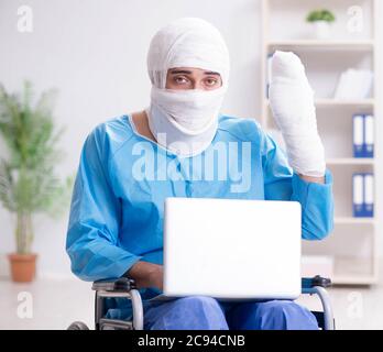 L'uomo che soffre di molteplici fratture e ossa rotte Foto Stock