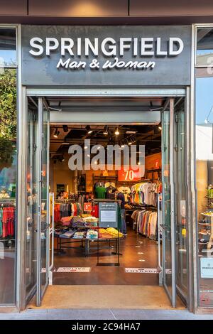 Huelva, Spagna - 27 luglio 2020: Springfield store nel centro commerciale Holea. Questo marchio è affiliato di Tendam, precedentemente il gruppo Cortefiel è uno di Foto Stock