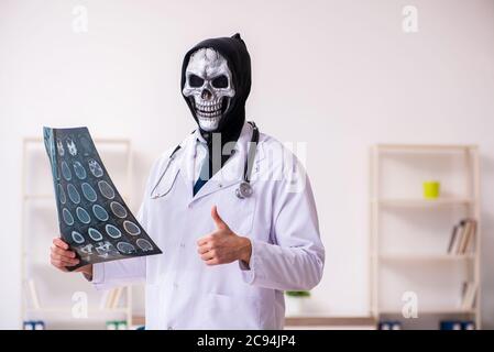 Medico del diavolo maschile radiologo che lavora in clinica Foto Stock