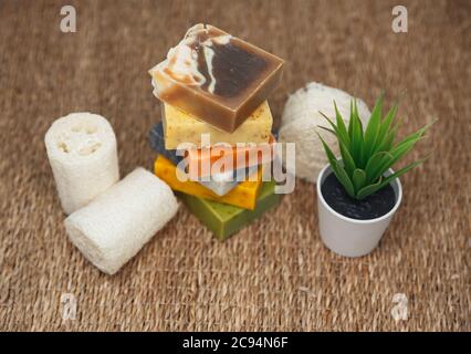 Set di accessori per vasca e idromassaggio. Diversi oggetti per l'igiene personale Foto Stock
