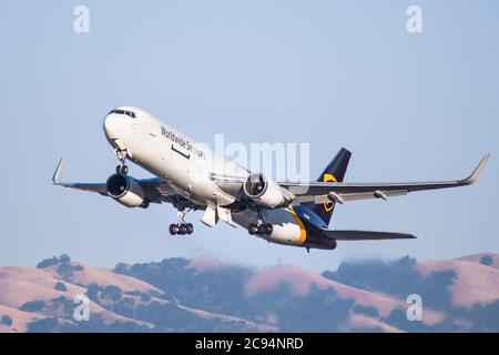 22 luglio 2020 San Jose / CA / USA - aerei UPS Airlines che decolgono dall'aeroporto internazionale di San Jose (SJC) ; UPS Airlines è un'aria di carico americana Foto Stock