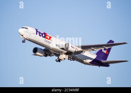 22 luglio 2020 San Jose / CA / USA - aeromobili FedEx Express che decolgono dall'aeroporto internazionale di San Jose; FedEx Express è una compagnia aerea cargo americana, Foto Stock