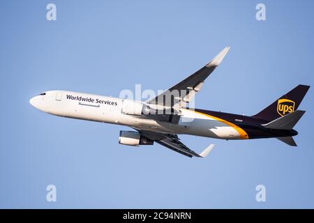 22 luglio 2020 San Jose / CA / USA - aerei UPS Airlines che decolgono dall'aeroporto internazionale di San Jose (SJC) ; UPS Airlines è un'aria di carico americana Foto Stock