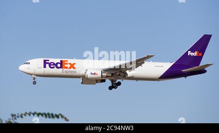 22 luglio 2020 San Jose / CA / USA - FedEx Express Aircraft si avvicina all'aeroporto internazionale di San Jose; FedEx Express è una compagnia aerea americana di carico, sub Foto Stock