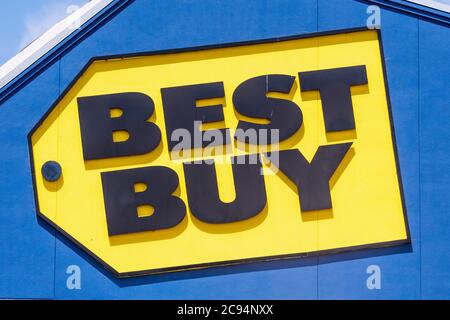 21 luglio 2020 Milpitas / CA / USA - il logo Best Buy sopra l'ingresso di uno dei loro negozi nella zona sud della baia di San Francisco Foto Stock