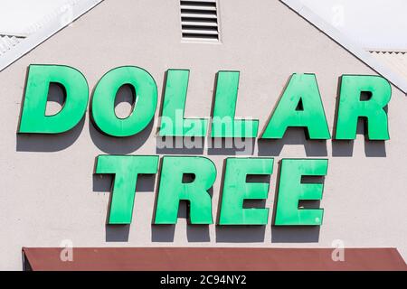 21 luglio 2020 Milpitas / CA / USA - primo piano di Dollar Tree segno negozio; Dollar Tree Stores, Inc., è una catena americana di sconto varietà negozi che Foto Stock