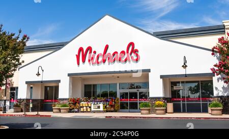 21 luglio 2020 Milpitas / CA / USA - ingresso al negozio Michaels in una delle loro posizioni nella zona sud della baia di San Francisco; Michaels è una catena di negozi al dettaglio di Foto Stock