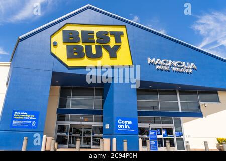 21 luglio 2020 Milpitas / CA / USA - ingresso al negozio Best Buy in una delle loro posizioni nella zona sud della baia di San Francisco Foto Stock