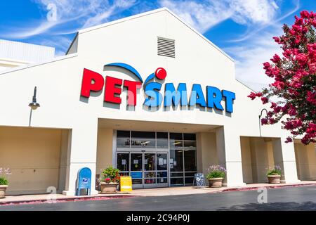 21 luglio 2020 Milpitas / CA / USA - Petsmart storefront, San Francisco Bay area; PetSmart Inc è una catena di vendita al dettaglio americana che vende animali da compagnia di specialità Foto Stock