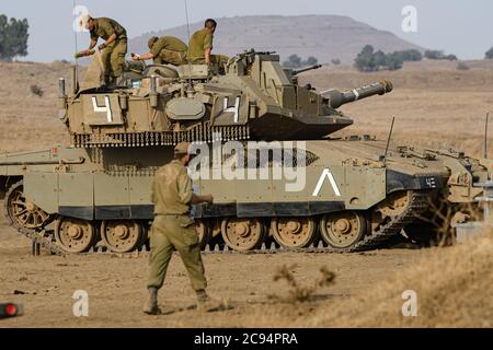 (200729) -- ALTURE DEL GOLAN, 29 luglio 2020 (Xinhua) -- i soldati israeliani sono visti nelle alture del Golan occupate da Israele vicino alla linea blu, una demarcazione di confine disegnata nel 2000 dalle Nazioni Unite dopo che Israele ha ritirato le sue forze dal Libano meridionale, 28 luglio 2020. Martedì i leader libanesi hanno messo in guardia contro l’aumento delle tensioni di confine con Israele, mentre un giorno prima hanno schiantato Israele per aver attaccato il Libano meridionale, ha riferito il canale televisivo locale LBCI. (Ayal Margolin/JINI via Xinhua) Foto Stock