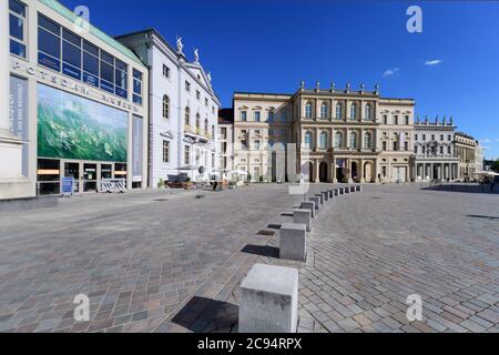 23 luglio 2020, Brandeburgo, Potsdam: Il Museo Potsdam (l) sulla Piazza del mercato Vecchio. La mostra "Karl Hagemeister - la luce che cambia per sempre" è stata estesa fino al 06.09.2020. La mostra presenta una visione retrospettiva dell'opera pittorica e grafica dell'impressionista. Nato nel 1848, Hagemeister visse a Werder an der Havel, a parte i suoi viaggi di studio, ed è oggi considerato uno dei pionieri della pittura paesaggistica moderna. Accanto si trova il Museo Barberini, dove il 7 settembre 2020 sarà aperta la mostra 'Impressionismo - la Collezione Hasso Plattner'. Capolavori di Monet, Foto Stock