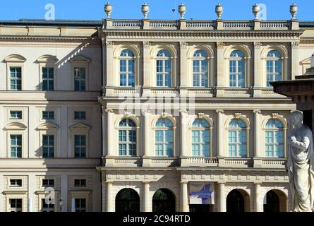 Potsdam, Germania. 23 luglio 2020. Il Museo Barberini nel centro della città sulla Piazza del mercato Vecchio. Il 07.09.2020 si aprirà la mostra 'Impressionismo - la Collezione Hasso Plattner'. I capolavori di Monet, Renoir e Signac della collezione del fondatore del museo fanno di Potsdam uno dei centri più importanti al mondo per la pittura paesaggistica impressionista. Credit: Soeren Stache/dpa-Zentralbild/ZB/dpa/Alamy Live News Foto Stock