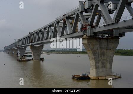 Dhaka, Bangladesh. 28 luglio 2020. Vista del ponte polivalente Padma in costruzione. Il Ponte di Padma è un mega progetto del Bangladesh finanziato dal paese stesso. Collegherà Louhajong, Munshiganj a Shariatpur e Madaripur, o il sud-ovest del Bangladesh alle regioni settentrionali ed orientali. Credit: SOPA Images Limited/Alamy Live News Foto Stock