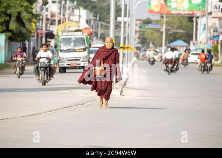 Sagaing/Myanmar-3 ottobre 2019: Un anziano monaco birmano sta camminando per donazioni di cibo da parte dei buddisti. Le routine mattutine dei monaci buddisti. Foto Stock