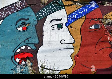 Chicago, Illinois, Stati Uniti. Grandi murales colorati dipinti lungo un argine ferroviario nel quartiere Pilsen, sul lato sud della città. Foto Stock