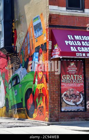 Chicago, Illinois, Stati Uniti. Un murale altamente colorato sul lato di un business di fronte ad un vicolo nel quartiere Pilsen sul lato Sud di Chicago. Foto Stock
