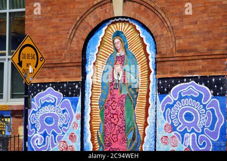 Chicago, Illinois, Stati Uniti. Murales colorati e arte di strada abbondano sulle pareti degli edifici nel quartiere Pilsen, sul lato sud di Chicago. Foto Stock