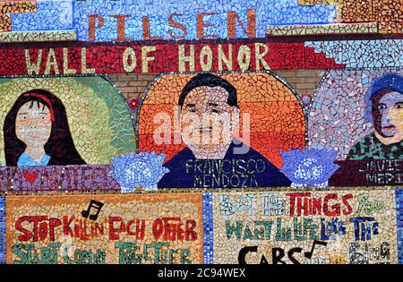 Chicago, Illinois, Stati Uniti. Colorato murale di tegole a mosaico applicato sul lato di un edificio nel quartiere Pilsen, sul lato sud della città. Foto Stock
