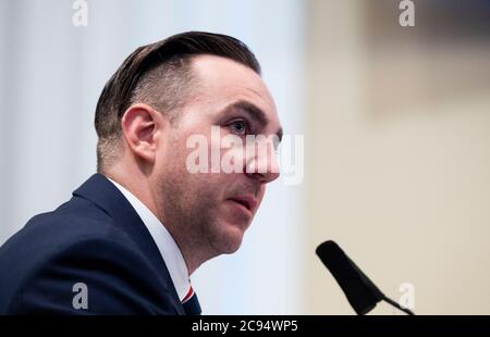 Adam D. DeMarco, Major District of Columbia National Guard, testimonia durante l'audizione della House Natural Resources Committee su "Domande senza risposta circa l'attacco della polizia del Parco degli Stati Uniti 1 giugno ai manifestanti pacifici a Lafayette Square" martedì 28 luglio 2020.Credit: Bill Clark/Pool via CNP | utilizzo in tutto il mondo Foto Stock