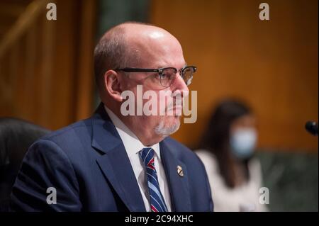 Thomas F. Overacker, Cargo and Conveyance Security, Office of Field Operations, Le dogane e la protezione delle frontiere degli Stati Uniti appaiono durante un'audizione della commissione per le finanze del Senato intitolata "audizioni per esaminare la protezione dell'affidabilità della catena di fornitura medica degli Stati Uniti durante la pandemia COVID-19" nell'edificio dell'ufficio del Senato Dirksen a Capitol Hill a Washington, DC., martedì 28 luglio 2020. Credit: Rod Lamkey/CNP | utilizzo in tutto il mondo Foto Stock