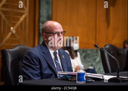 Thomas F. Overacker, Cargo and Conveyance Security, Office of Field Operations, Le dogane e la protezione delle frontiere degli Stati Uniti appaiono durante un'audizione della commissione per le finanze del Senato intitolata "audizioni per esaminare la protezione dell'affidabilità della catena di fornitura medica degli Stati Uniti durante la pandemia COVID-19" nell'edificio dell'ufficio del Senato Dirksen a Capitol Hill a Washington, DC., martedì 28 luglio 2020. Credit: Rod Lamkey/CNP | utilizzo in tutto il mondo Foto Stock