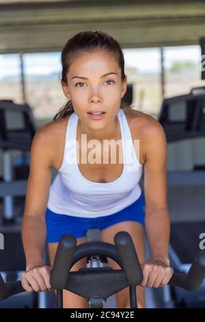 Donna che fa l'addestramento di intervallo sulla bici interna Foto Stock