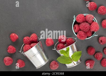 Lamponi maturi da vicino, dolce fonte di frutti di bosco estivi di vitamine. Foto Stock