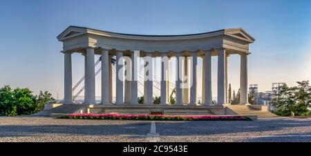 Odessa, Ucraina 06.30.2020. Colonnato di Vorontsov nel centro storico di Odessa, Ucraina, in una soleggiata mattina estiva Foto Stock