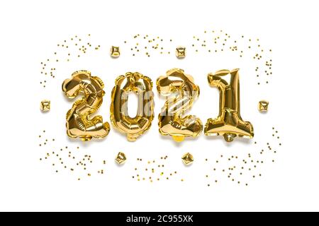 Palloncini d'oro con lamina numero 2021 e stelle confetti, campane isolate su sfondo bianco composizione piatta composizione in posa Vista dall'alto Happy New Year 2021, Merry Foto Stock