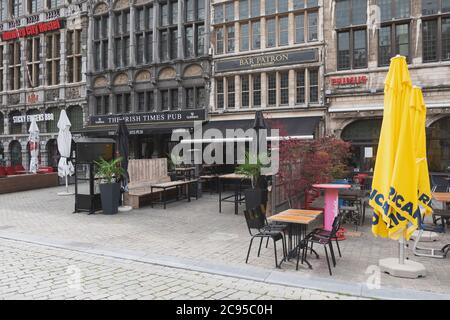 Anversa, Belgio, 19 luglio 2020, tavoli e sedie vuoti sulle terrazze della piazza del mercato Foto Stock