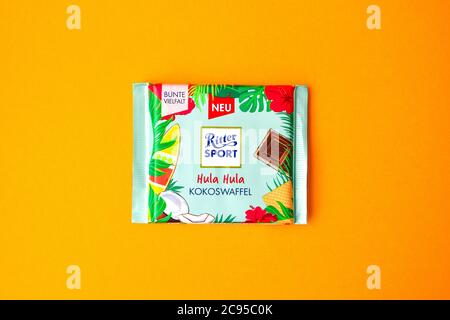 Zhytomyr, Ucraina 02 giugno 2020: Ritter Sport cioccolato bar. Ritter Sport è stata fondata nel 1912 a Stoccarda-Bad Cannstatt, Germania Foto Stock