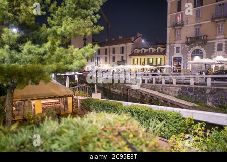 Bella vista notturna dei Navigli nella stagione estiva, Milano, Italia. Foto Stock