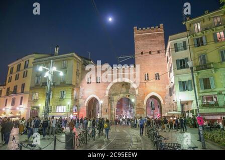 MILANO, ITALIA - SETTEMBRE 2015: Turisti e gente del posto godono della vita notturna nei pressi della porta Ticinese medievale. Foto Stock