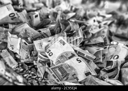 Composizione di banconote e monete in euro in un secchio gigante. Concetto aziendale Foto Stock