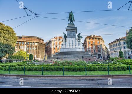 MILANO, ITALIA - SETTEMBRE 2015: Turisti in piazza Largo Cairoli vicino Monumento a Giuseppe Garibaldi a Milano. Foto Stock