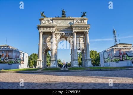 MILANO, ITALIA - SETTEMBRE 2015: I turisti visitano l'Arco della pace nei giardini del Parco Sempione. Foto Stock
